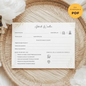 Ankieta weselna w formacie A5 ułożona na dekoracyjnym wiklinowym talerzu z kwiatami – wersja PDF do druku.