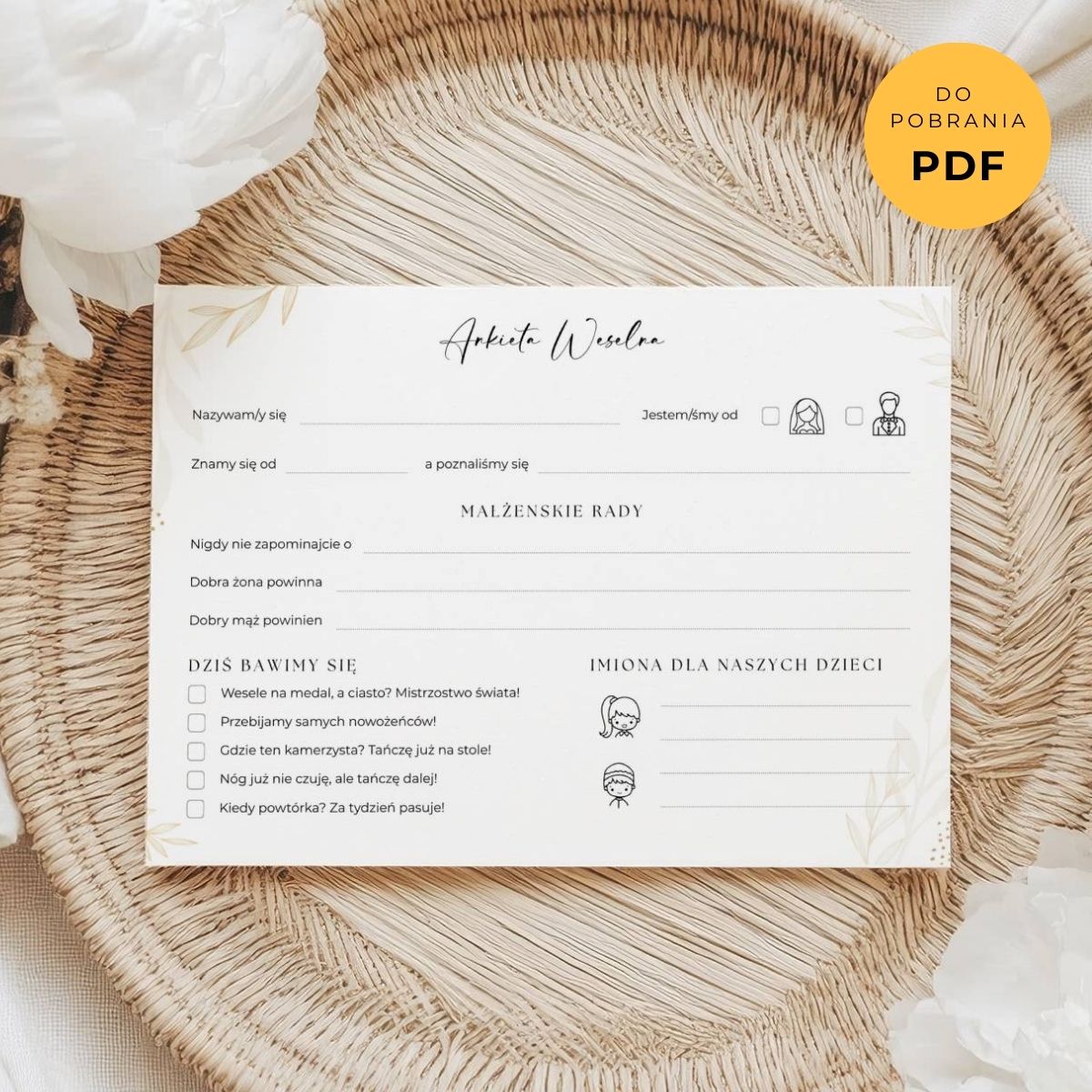 Ankieta weselna w formacie A5 ułożona na dekoracyjnym wiklinowym talerzu z kwiatami – wersja PDF do druku.