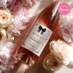 Etykieta „Zostaniesz moją świadkową?” na butelce rosé w otoczeniu kwiatów.
