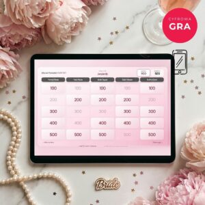 Cyfrowa gra Jeopardy na wieczór panieński wyświetlana na tablecie, otoczona różowymi peoniami, sznurem pereł i kieliszkiem różowego szampana na marmurowej powierzchni