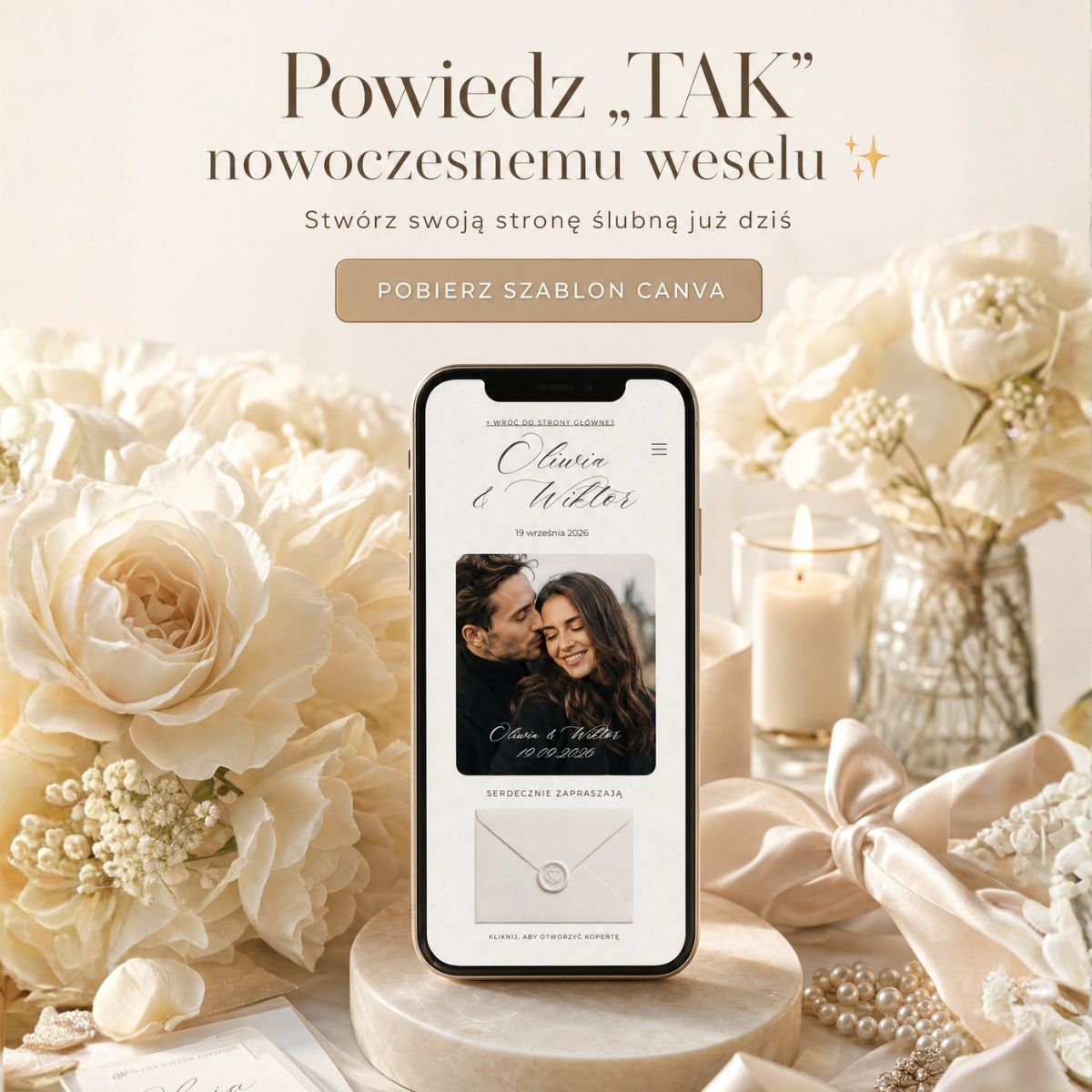 Smartfon wyświetlający minimalistyczną stronę ślubną ze zdjęciem pary młodej, stojący na kamiennej podstawce w otoczeniu białych róż, świec i jedwabnej wstążki.
