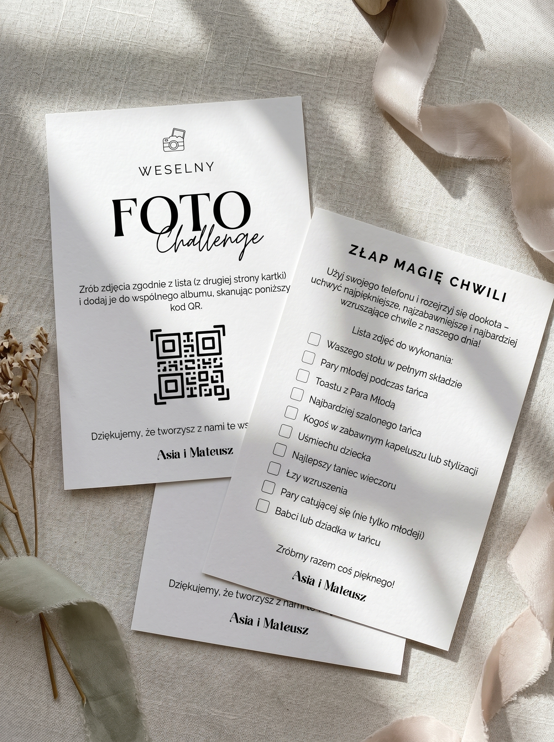 Minimalistyczne karty Weselny Foto Challenge z listą zadań i kodem QR, ułożone na beżowym lnie ze wstążką.