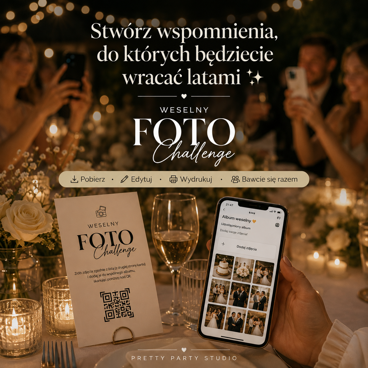 Dłoń trzymająca smartfon z cyfrowym albumem ślubnym obok karty Weselny Foto Challenge na stole w świetle świec.